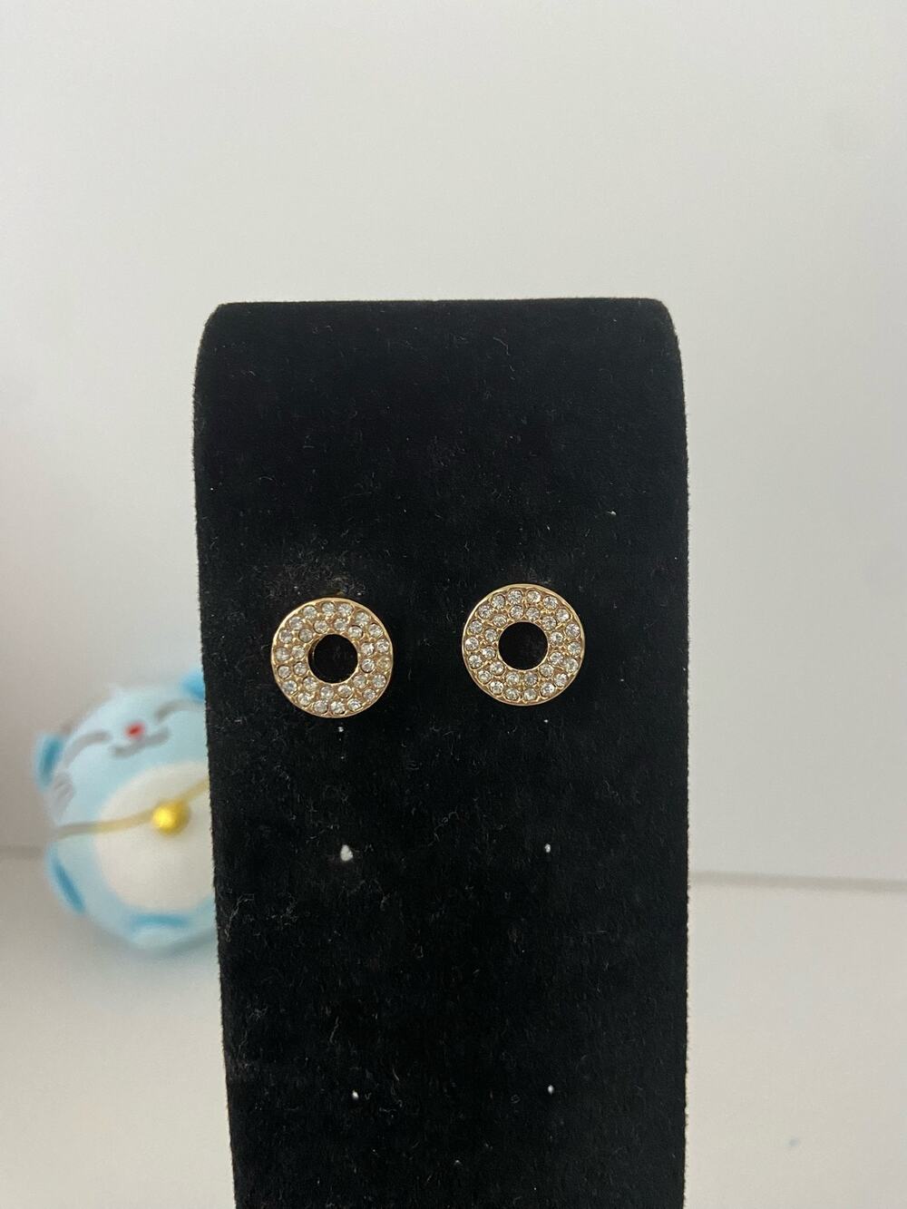 round stud earrings